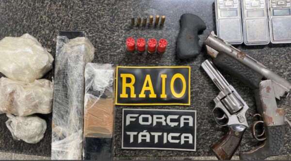 PMCE prende homem e apreende mais de 2 kg de drogas e armas em Russas