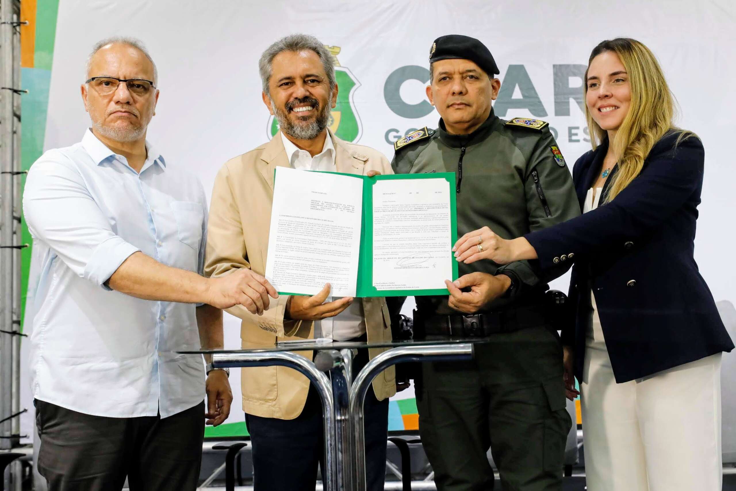 Governador Elmano de Freitas assina projeto de reestruturação das forças de segurança do Estado