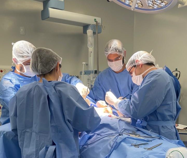 Hospital Regional Vale do Jaguaribe realiza primeira cirurgia de mastectomia com reconstrução mamária e implante de prótese de silicone