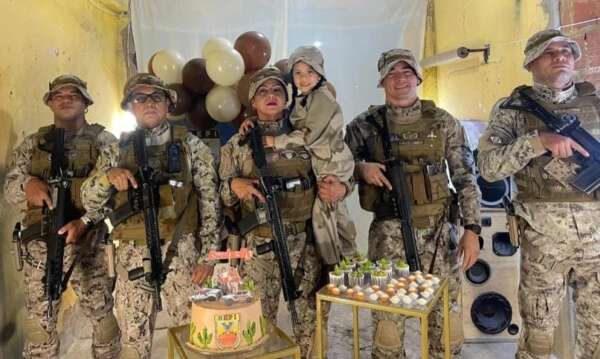 Menina fã da PMCE comemora 5 anos com a equipe do BEPI e se surpreende com a presença de uma policial militar na equipe