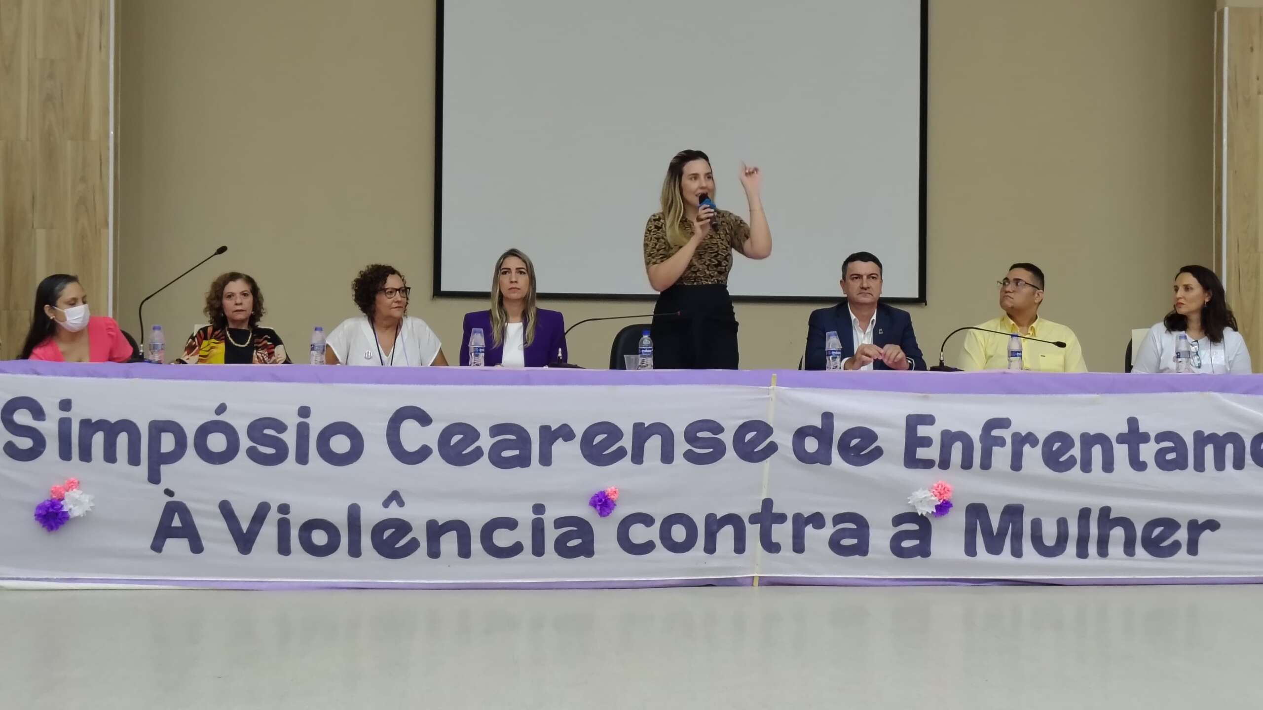 Com a vice-governadora do Ceará, Uece abre Simpósio sobre Violência contra a Mulher