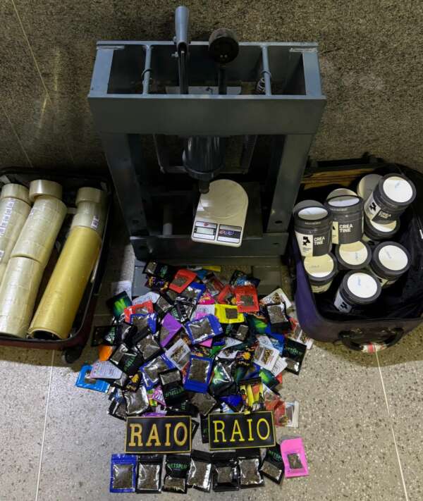 PMCE prende suspeito que escondia drogas enterradas no quintal de residência em Iguatu