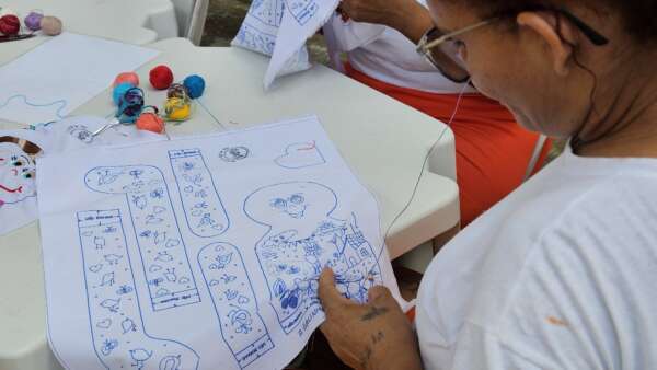 Bonecas de pano feitas por internas do sistema prisional cearense são doadas a hospital infantil
