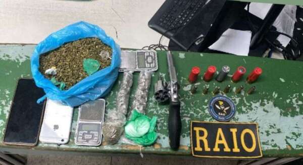 Polícia Militar prende dupla com arma e drogas em Missão Velha