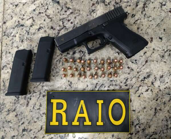 PMCE prende suspeito ao descartar pistola no mar na Barra do Ceará