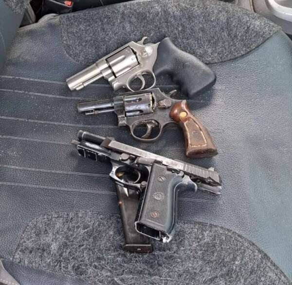 PMCE prende três suspeitos com armas de fogo, drogas e veículos roubados em Itapipoca