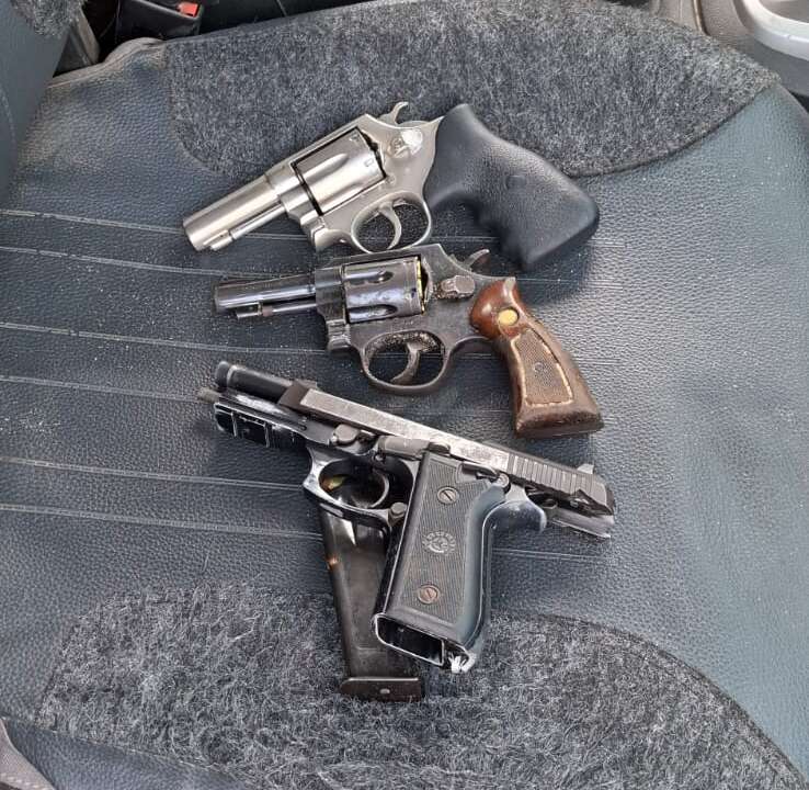 PMCE prende três suspeitos com armas de fogo, drogas e veículos roubados em Itapipoca