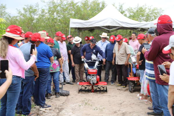 Mecanização agrícola: assentados de Russas testam máquinas chinesas e motocultivadores entregues pela SDA