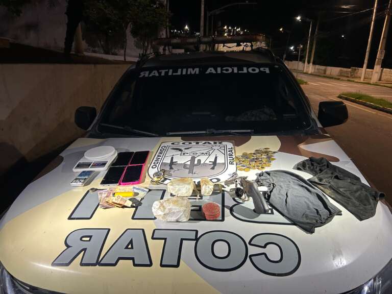 PMCE prende dupla suspeita de homicídio e apreende armas e drogas em Farias Brito