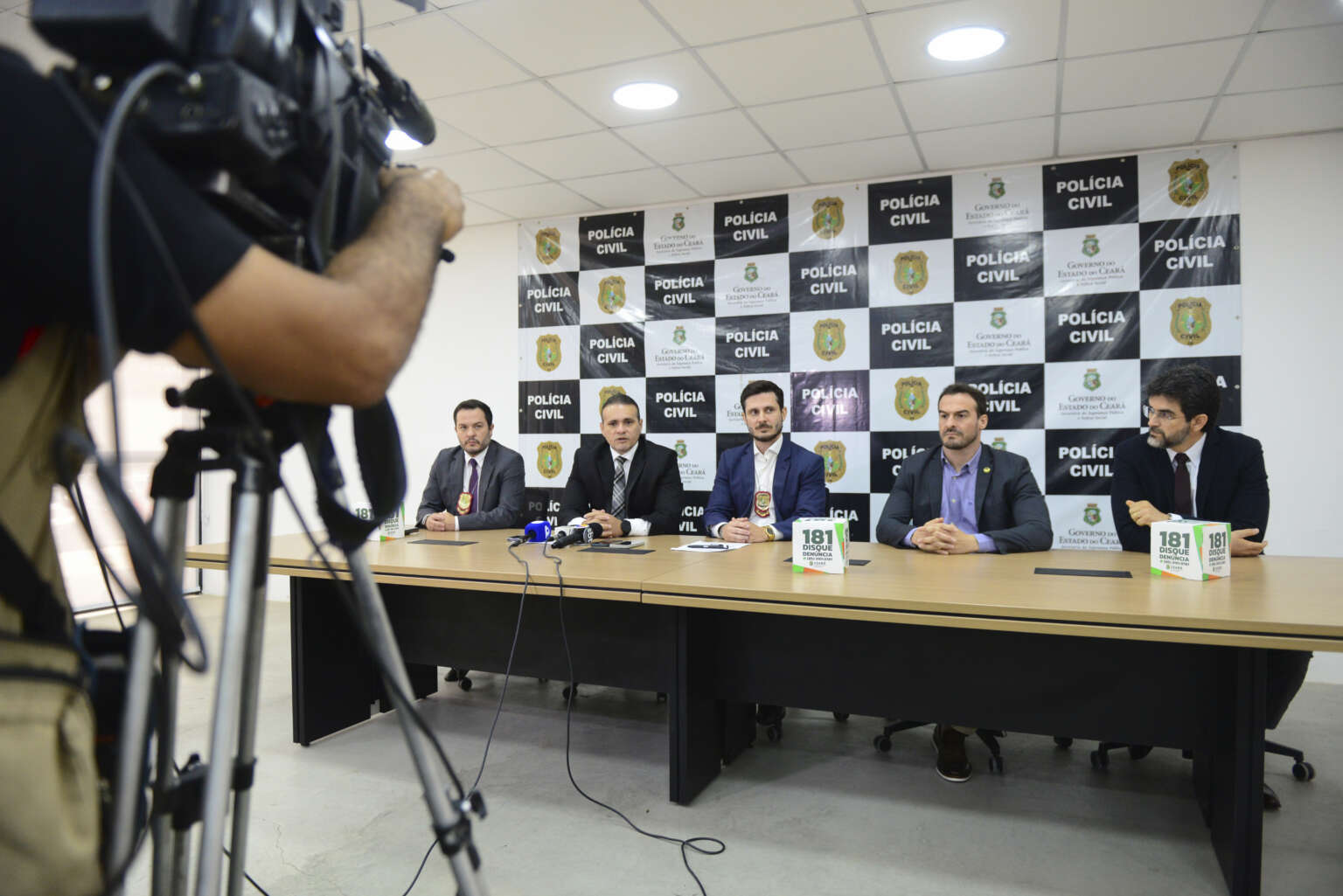 Quatro investigados por crimes no Pirambu são presos quando desembarcavam no aeroporto de Fortaleza