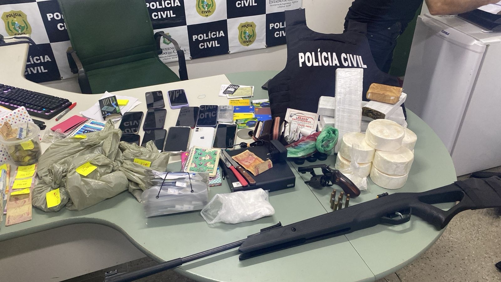 PCCE captura nove pessoas e apreende quase 8 kg de drogas em operação na Região Sul do Ceará