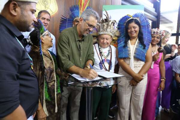 Governador Elmano de Freitas sanciona lei de gratificação para gestores de escolas indígenas