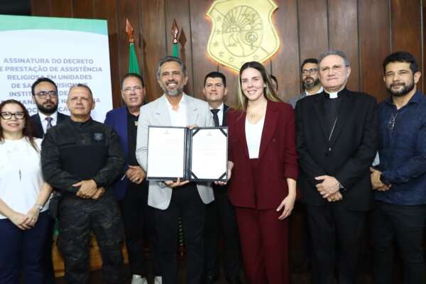 Governador Elmano de Freitas assina decreto que garante assistência religiosa em hospitais, equipamentos de internação e sistemas socioeducativo e prisional