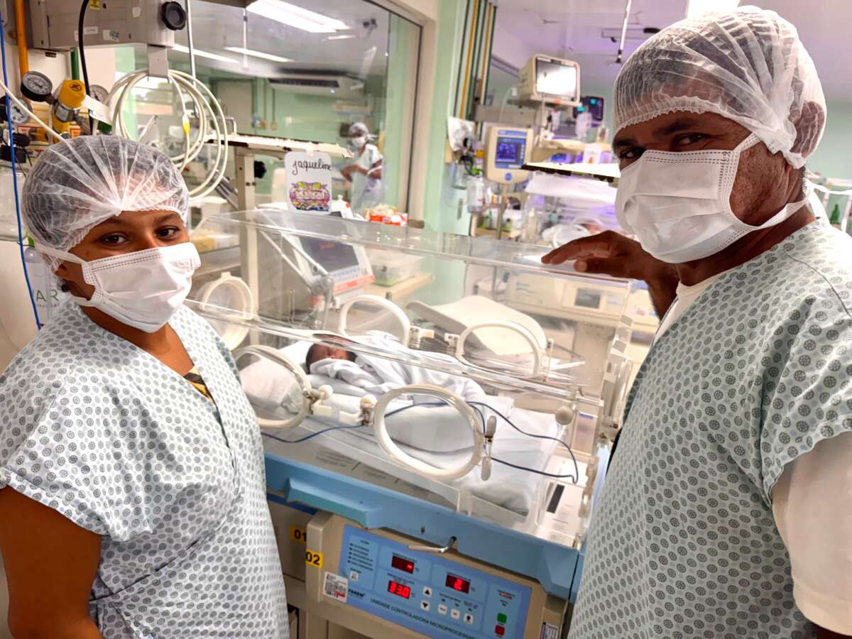 Gêmeos transferidos de aeronave de Iguatu para Fortaleza se recuperam em UTI neonatal do HGWA