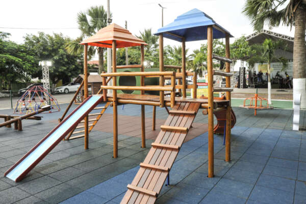 Governo do Ceará inaugura brinquedopraça em Boa Viagem