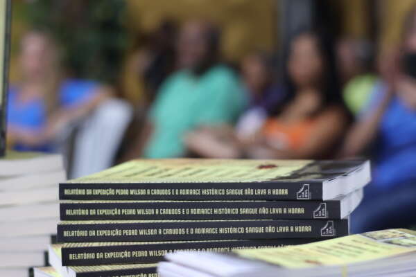 Livro que narra a trajetória de Antônio Conselheiro e Guerra de Canudos é lançado na Bece