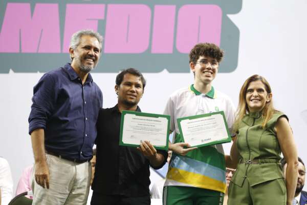 Governo do Ceará vai investir mais de R$ 118 milhões em tablets com chips, fardamentos e outras ações para estudantes da rede estadual