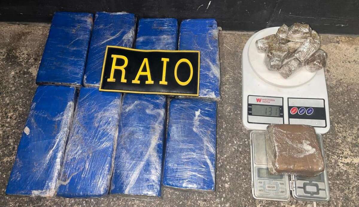 Mais de quatro quilos de maconha e três balanças de precisão são apreendidas pela PMCE na Capital