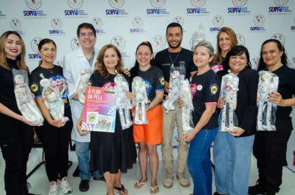 Crianças em hospital infantil recebem bonecas produzidas por internas do sistema prisional