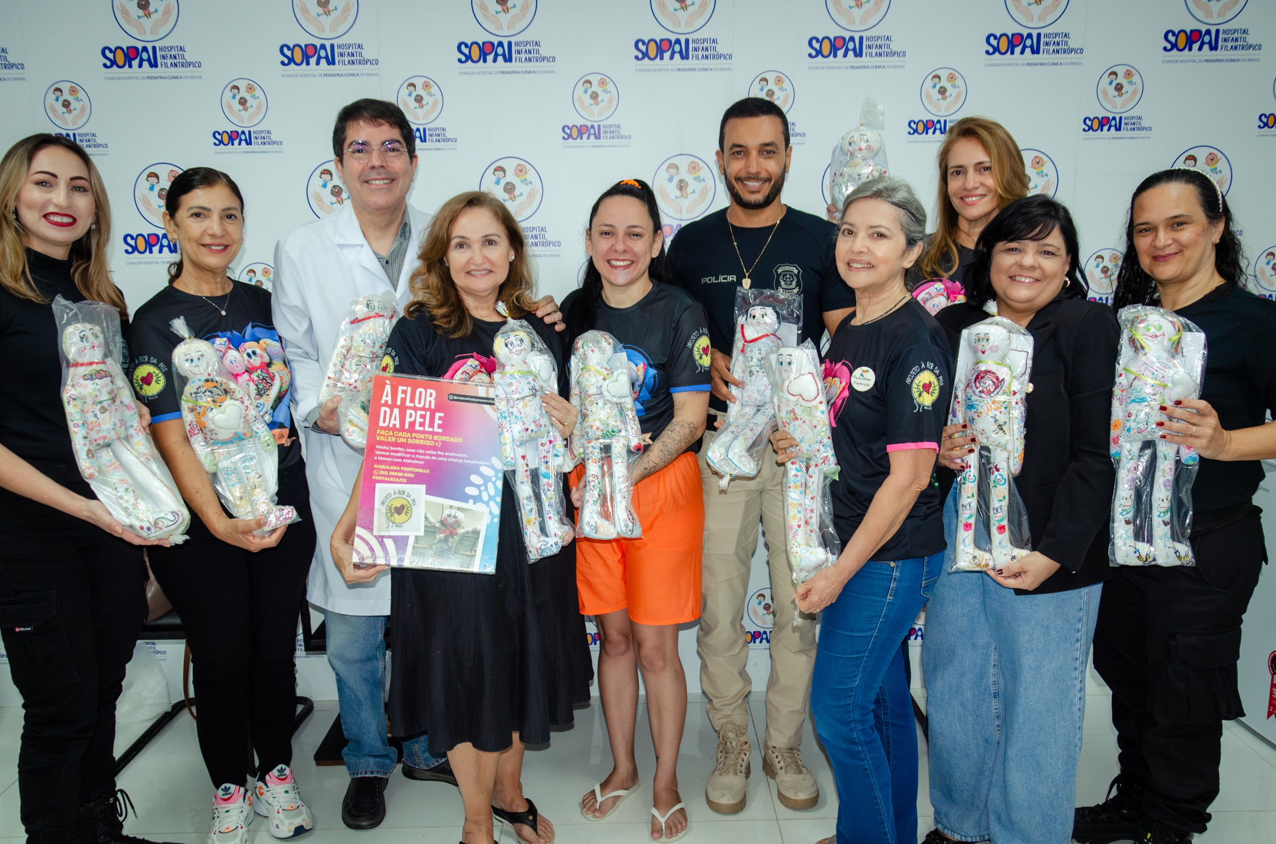 Crianças em hospital infantil recebem bonecas produzidas por internas do sistema prisional
