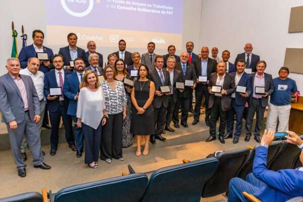 À frente do Fórum de Secretários do Trabalho, Ceará recebe homenagem nos 35 anos do Fundo de Amparo ao Trabalhador