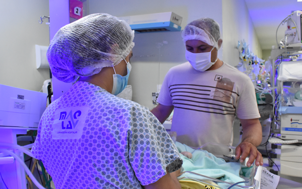 Serviço de acolhimento: pais de recém-nascidos internados também participam do cuidado no HGCC