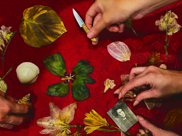 Caça às bruxas e resistência feminina são temas da instalação cênica “Línguas Como que de Fogo” em cartaz no Dragão do Mar