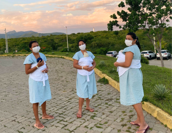 Passeio na área externa do HRSC funciona como recurso terapêutico para mães com bebês em longa internação