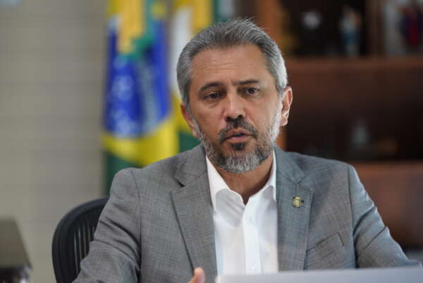 Governador Elmano de Freitas anuncia isenção de despesas operacionais para clubes do Cariri na Arena Romeirão