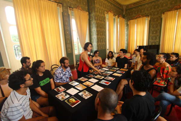 Promovida pelo Sobrado, performance narra as histórias de vida de diversas mulheres