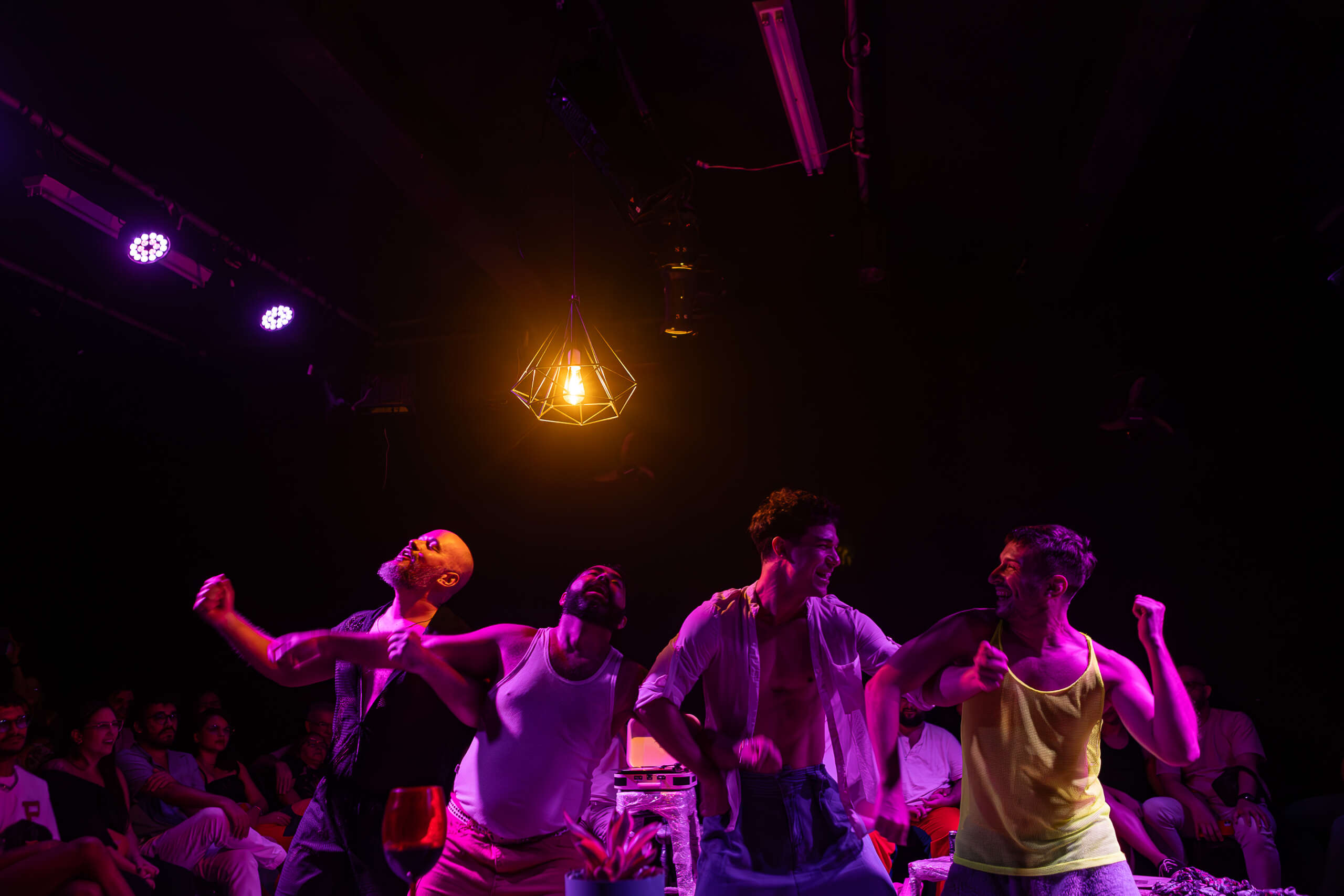 “Sala Vazia” traz a complexidade das relações afetivas em montagem do grupo Blitz, no Cineteatro São Luiz dias 27 e 28 de março