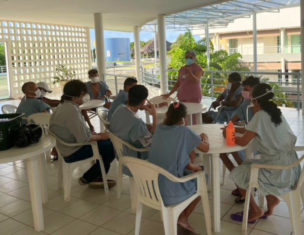 Atividades em grupo fazem parte de tratamento dos pacientes da Casa de Cuidados do Ceará