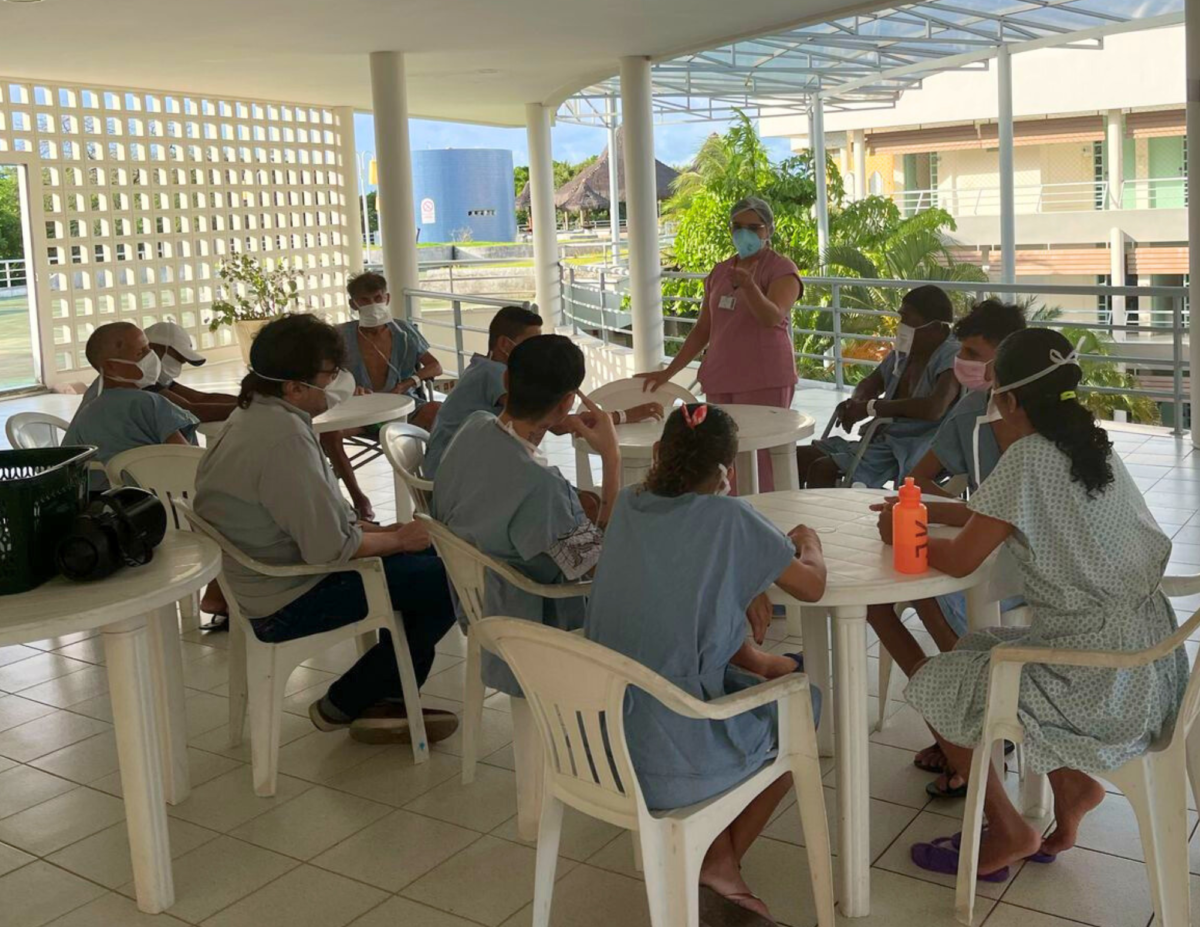 Atividades em grupo fazem parte de tratamento dos pacientes da Casa de Cuidados do Ceará