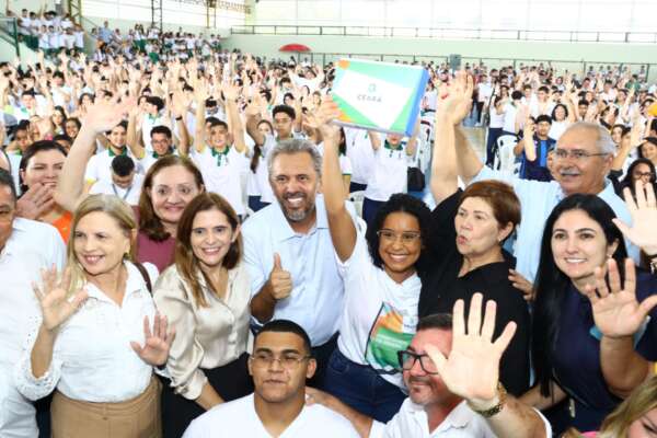 Governo do Ceará entrega mais de 8 mil tablets para estudantes da rede pública estadual de seis municípios