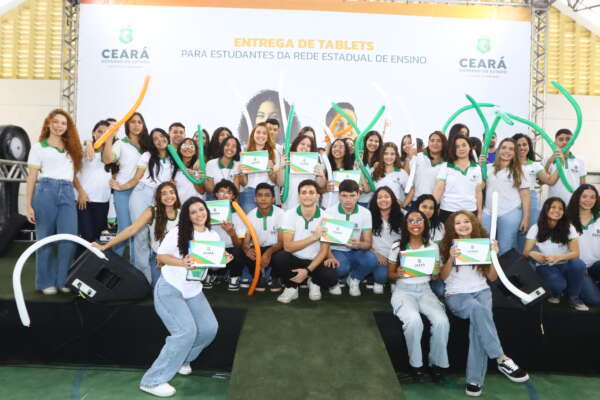 Mais de 5 mil estudantes cearenses do Litoral Norte recebem tablets do Governo do Ceará