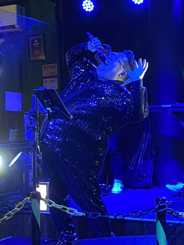 C Jota Black faz show repleto de alegria e ritmos dançantes