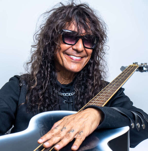 Luiz Caldas faz show intimista no Cineteatro São Luiz em Fortaleza