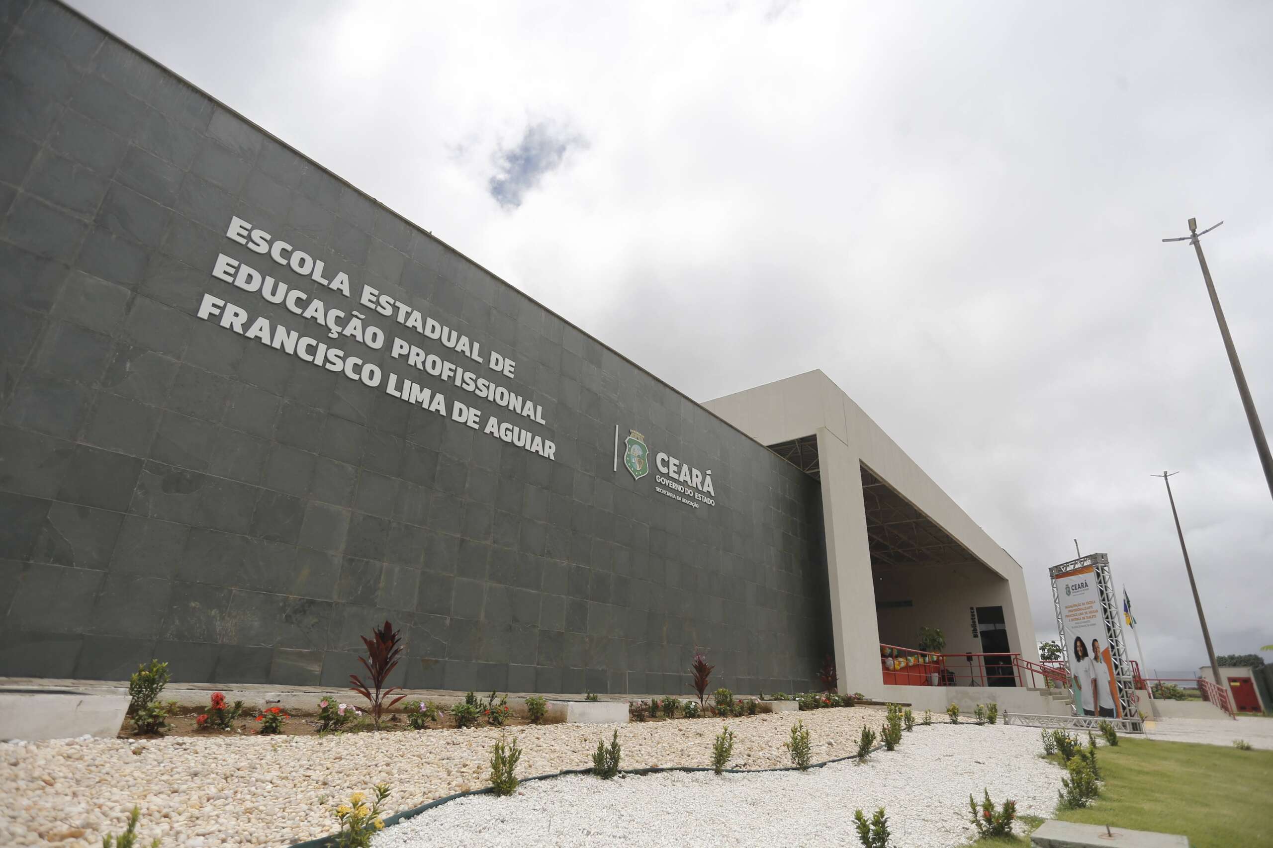 Na inauguração de nova sede de escola em São Benedito, Governo do Ceará entrega 11 mil tablets para estudantes da Ibiapaba