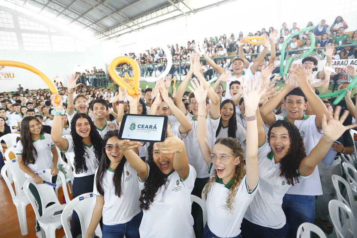 Em Acaraú, Governo do Ceará entrega Centro de Educação Infantil e quase 7 mil tablets a jovens do Ensino Médio