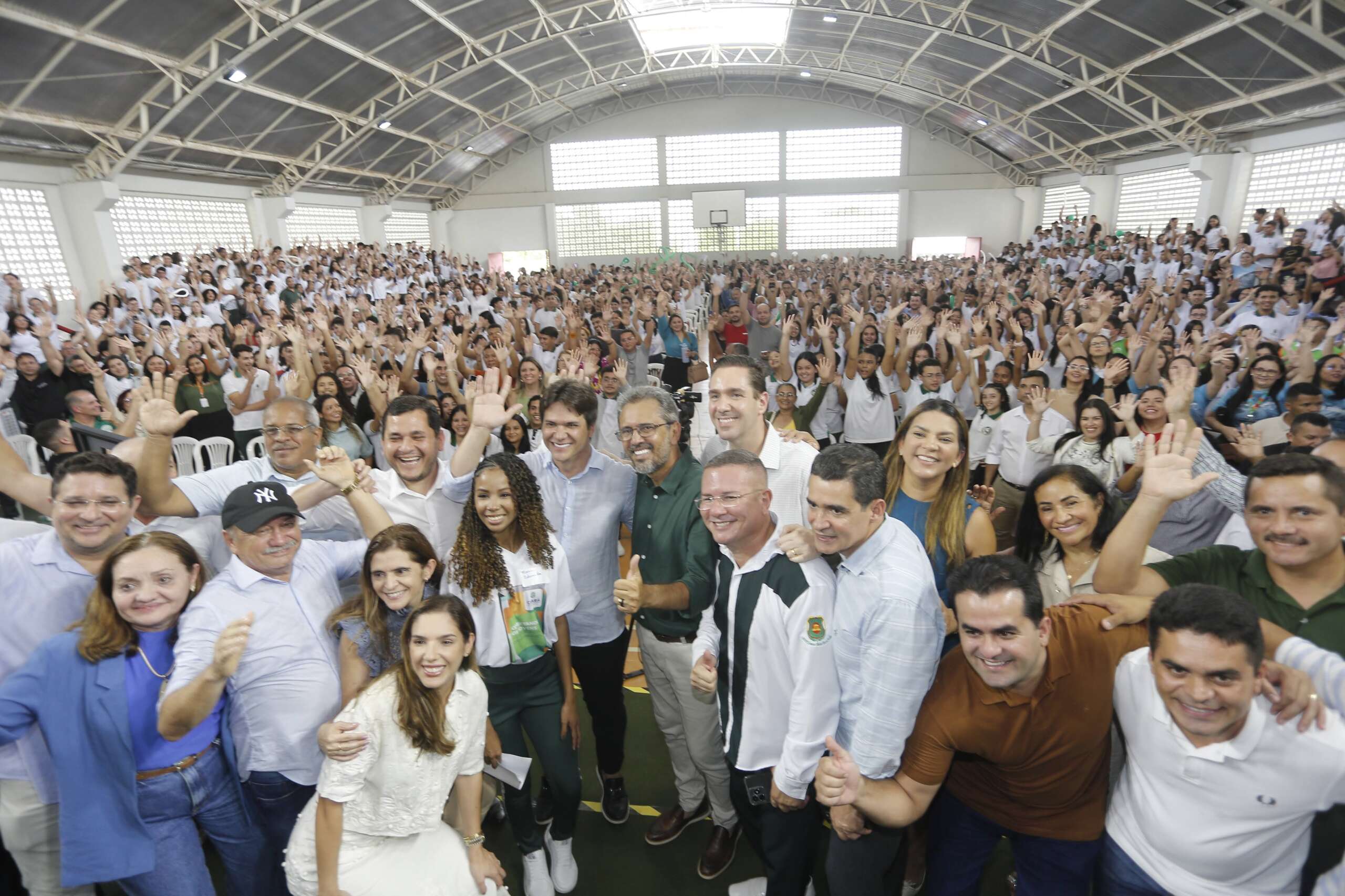 Governo do Ceará entrega 7.386 tablets para estudantes do ensino público de 13 municípios