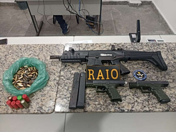 Com apoio da Ciopaer/SSPDS, PMCE captura três suspeitos e apreende armas e munições na Barra do Ceará