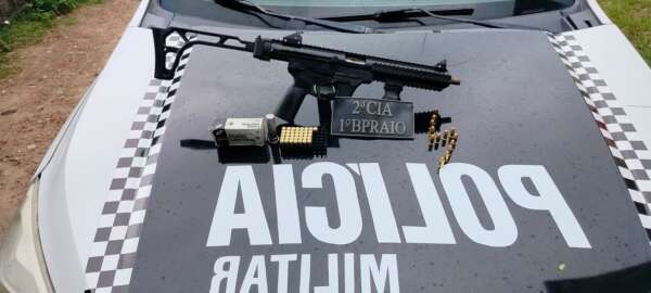 Polícia Militar apreende submetralhadora em pocilga na Barra do Ceará