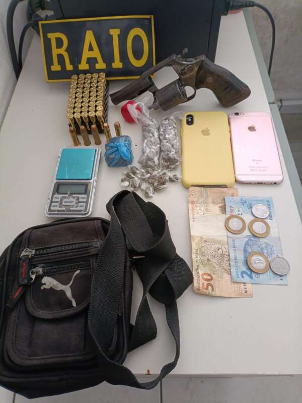 Policiais militares capturam adolescente com arma e drogas em Sobral