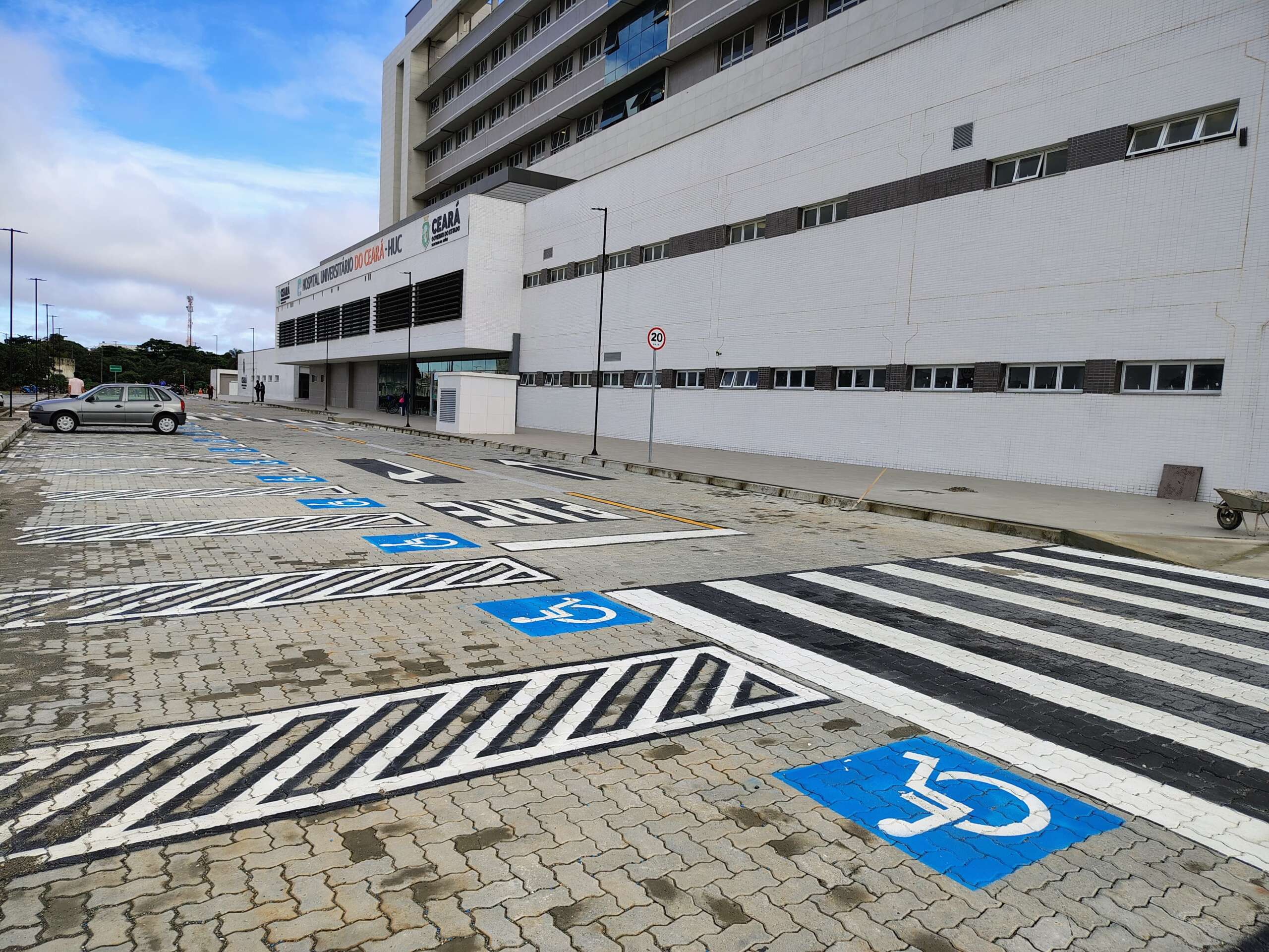 Detran-CE sinaliza principais vias de acesso ao Hospital Universitário do Ceará (HUC)
