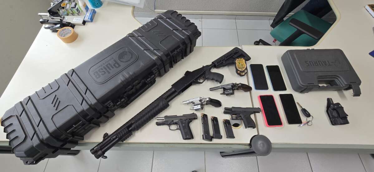 Cinco armas que seriam destinadas a um grupo criminoso são apreendidas em abordagem da Polícia Civil em Fortaleza