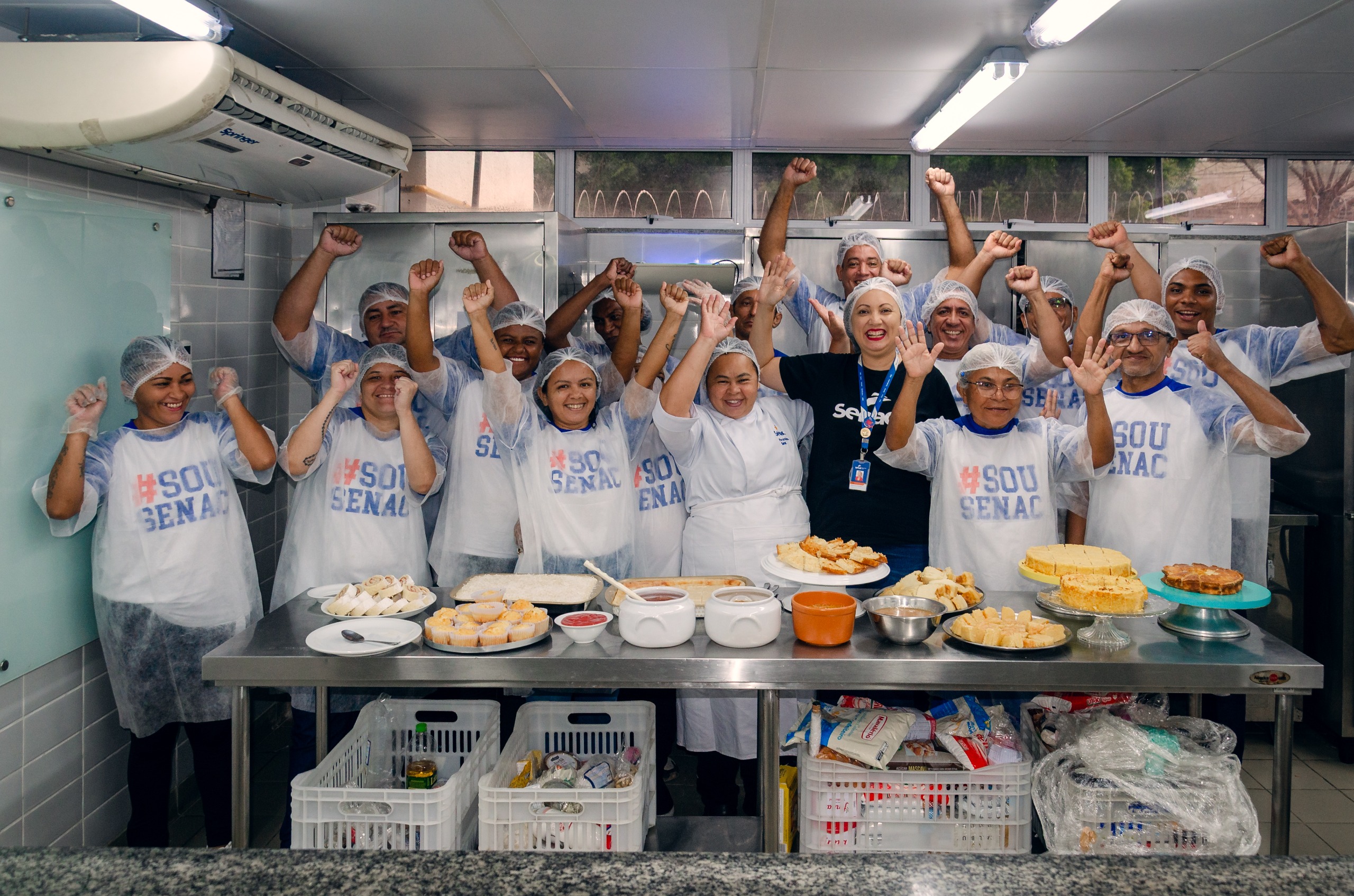 Egressos do sistema prisional cearense concluem curso gastronômico de confeitaria do Senac