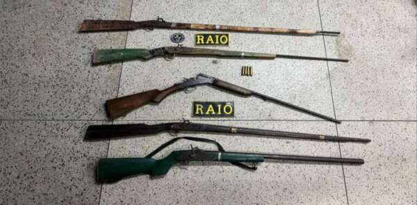 PMCE apreende cinco espingardas em casa abandonada em Caririaçu