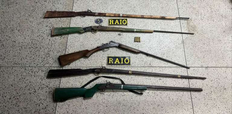 PMCE apreende cinco espingardas em casa abandonada em Caririaçu