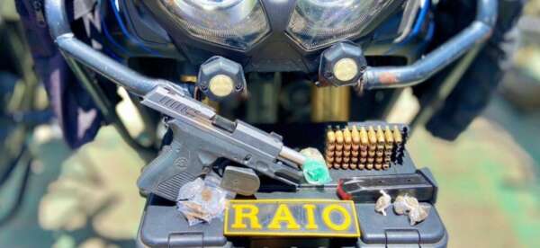 PMCE apreende arma, munições e drogas durante ação em Caucaia
