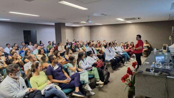 Hospital Regional do Cariri recebe treinamento para fortalecimento de protocolos e fluxos de atendimento do AVC